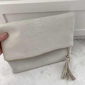 FRANCESCA’S white clutch